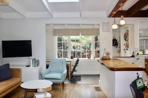 Photo of property in 39 Kauri Point Road, Laingholm, Auckland, 0604