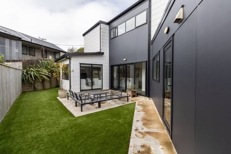 Photo of property in 41 Glanmire Road, Newlands, Wellington, 6037