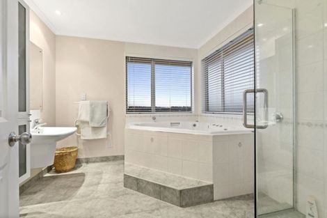 Photo of property in 3 Rangi Avenue, Schnapper Rock, Auckland, 0632