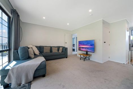Photo of property in 15 Denarius Lane, Glendene, Auckland, 0602