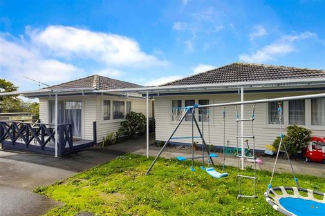 Photo of property in 82 Lincoln Park Avenue, Massey, Auckland, 0614
