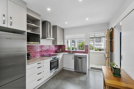 Photo of property in 280 The Esplanade, Island Bay, Wellington, 6023