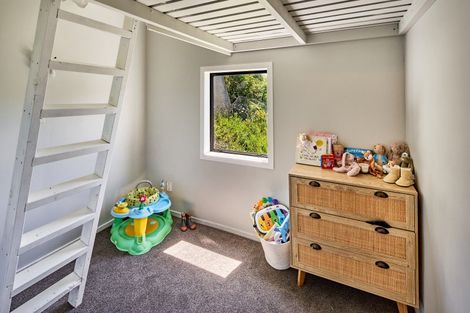 Photo of property in 16b Fernhaven Grove, Newlands, Wellington, 6037