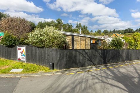 Photo of property in 2 Monarch Grove, Maoribank, Upper Hutt, 5018