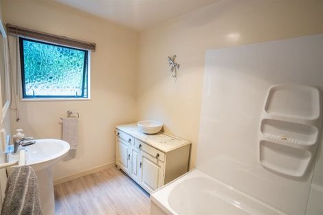 Photo of property in 36 Oak Avenue, Paremata, Porirua, 5024