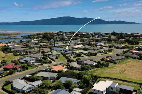 Photo of property in 14 Barrett Drive, Waikanae Beach, Waikanae, 5036
