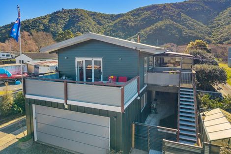 Photo of property in 14 Beach Road, Waikawa, Picton, 7220