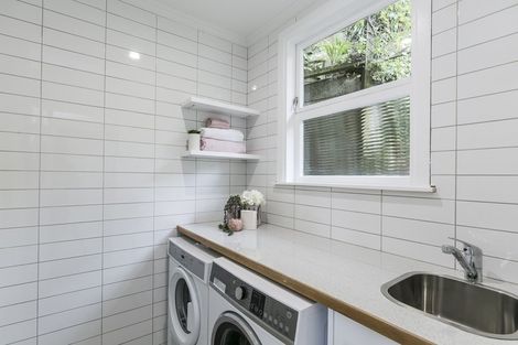 Photo of property in 33 Garden Road, Northland, Wellington, 6012