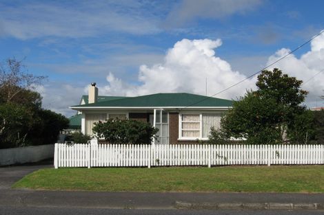 Photo of property in 7 Graham Avenue, Te Atatu Peninsula, Auckland, 0610