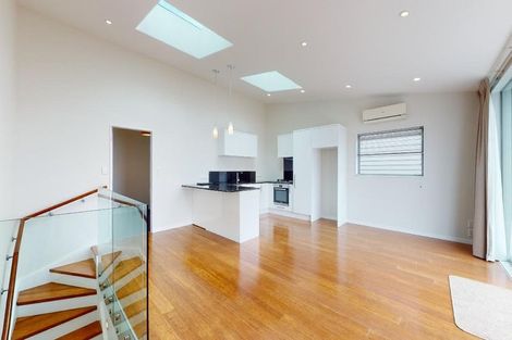 Photo of property in 352 Queens Drive, Lyall Bay, Wellington, 6022