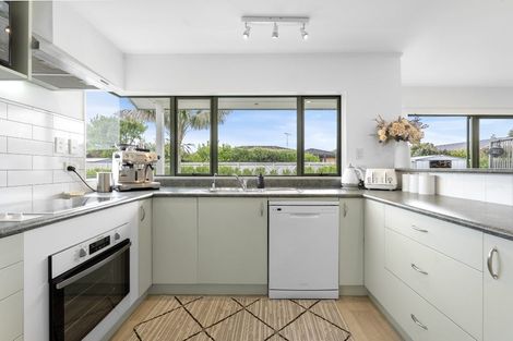 Photo of property in 22 Lakeside Drive, Orewa, 0931