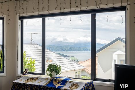 Photo of property in 79 Dress Circle, Newlands, Wellington, 6037