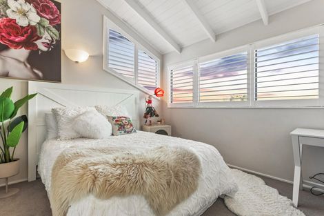 Photo of property in 1/6 Oystergrove Road, West Harbour, Auckland, 0618