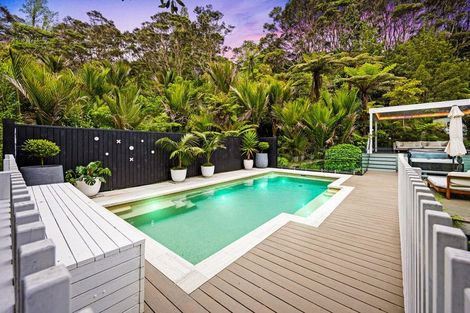 Photo of property in 1-9 Deirdre Place, Titirangi, Auckland, 0604