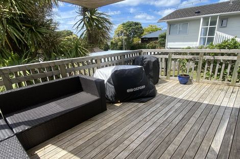 Photo of property in 2/247 Wairau Road, Totara Vale, Auckland, 0627