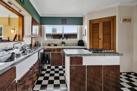 Photo of property in 8 Longview Drive, Merrilands, New Plymouth, 4312