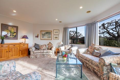 Photo of property in 16 Runanga Grove, Waikanae, 5036