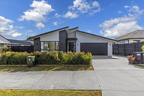 Photo of property in 18 Madden Avenue, Kumeu, 0810
