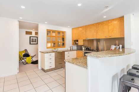 Photo of property in 318 Oriental Parade, Oriental Bay, Wellington, 6011