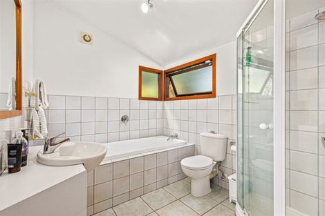 Photo of property in 2/4 The Esplanade, Castor Bay, Auckland, 0620
