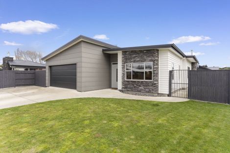 Photo of property in 16 Freedom Drive, Kelvin Grove, Palmerston North, 4414