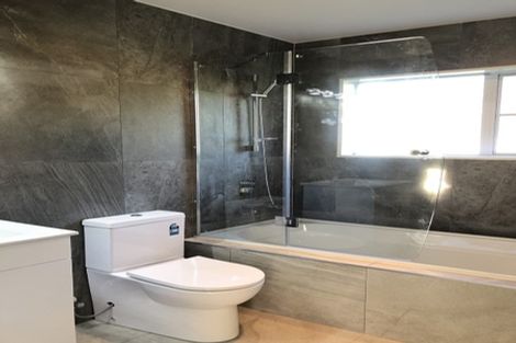 Photo of property in 70 Lagoon Way, West Harbour, Auckland, 0618