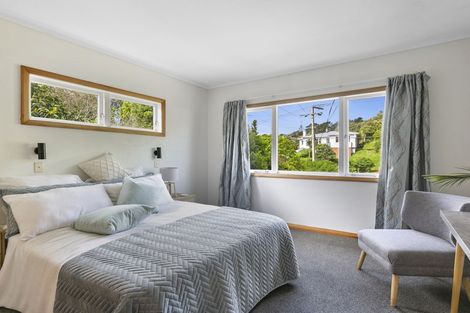 Photo of property in 8 Miles Crescent, Newlands, Wellington, 6037