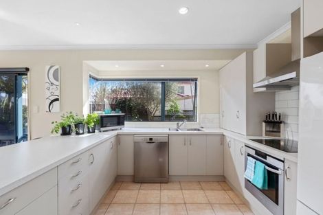 Photo of property in 3 Margaret Henry Crescent, Oteha, Auckland, 0632