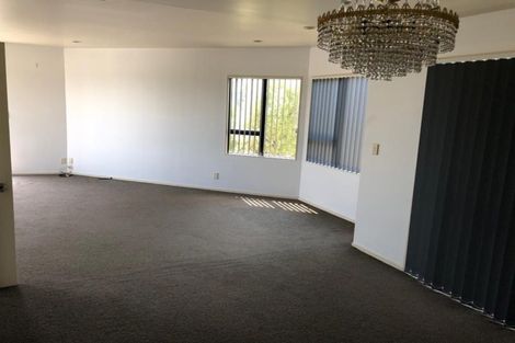 Photo of property in 18 Lobelia Rise, Goodwood Heights, Auckland, 2105