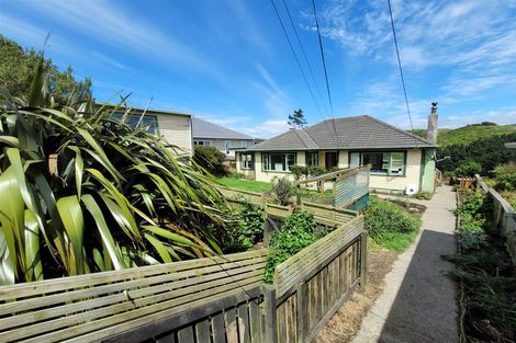 Photo of property in 20 Miles Crescent, Newlands, Wellington, 6037