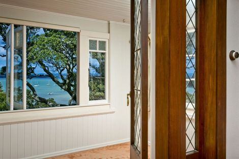 Photo of property in 118 Queen Street, Northcote Point, Auckland, 0627