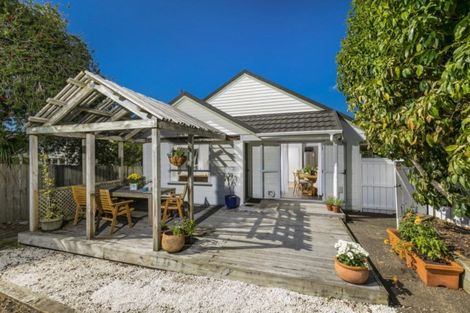 Photo of property in 30a William Bond Street, Stanley Point, Auckland, 0624