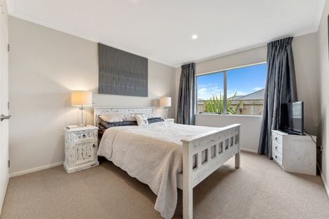 Photo of property in 16 Barry Curtis Place, Levin, 5510