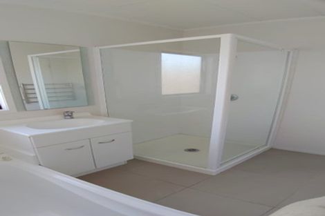 Photo of property in 2/1 Landsdale Place, Massey, Auckland, 0614