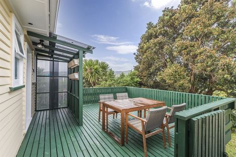 Photo of property in 15 Woodstock Terrace, Tawa, Wellington, 5028