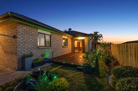 Photo of property in 18 Keri Vista Rise, Papakura, 2110