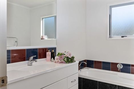 Photo of property in 20b Grand Vue Road, Kawaha Point, Rotorua, 3010