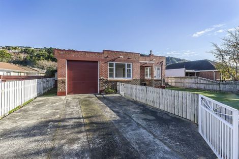 Photo of property in 11 Beauchamp Street, Tawa, Wellington, 5028