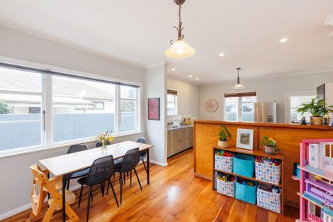 Photo of property in 68 Pahiatua Street, Hokowhitu, Palmerston North, 4410