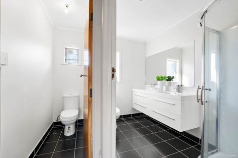 Photo of property in 10 Edgeworth Road, Glenfield, Auckland, 0629