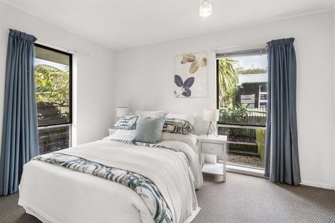 Photo of property in 2/5 Hanlon Crescent, Narrow Neck, Auckland, 0624