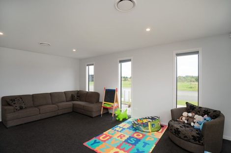Photo of property in 76 Johnstone Drive, Fitzherbert, Palmerston North, 4410