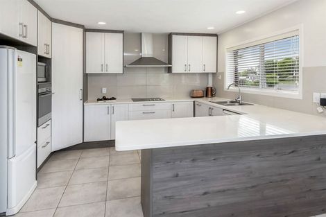Photo of property in 17 Copperfield Terrace, Mellons Bay, Auckland, 2014
