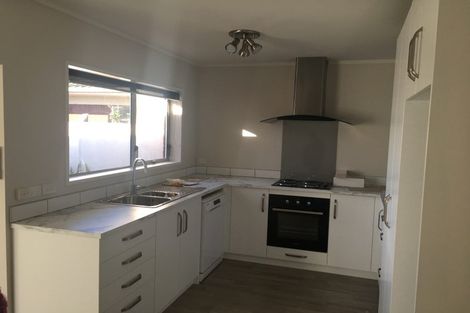 Photo of property in 7b Tatua Place, Conifer Grove, Takanini, 2112