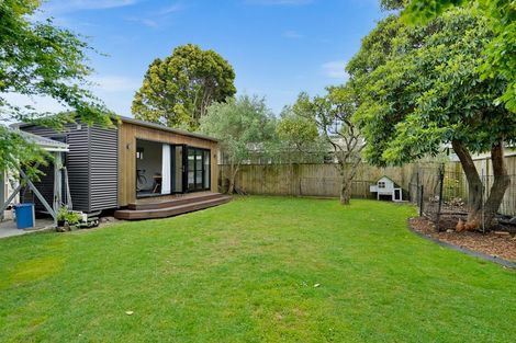 Photo of property in 14 Harbour View Road, Te Atatu Peninsula, Auckland, 0610