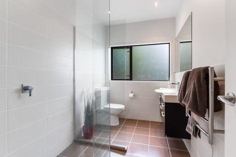 Photo of property in 2/5 Dalmeny Close, Murrays Bay, Auckland, 0630