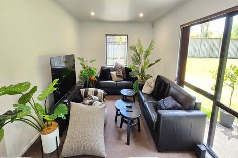 Photo of property in 74b Karamea Street, Whalers Gate, New Plymouth, 4310