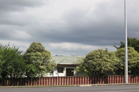 Photo of property in 3370 Great North Road, Glen Eden, Auckland, 0602