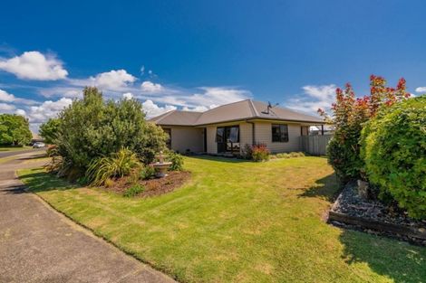 Photo of property in 1/9 Jacaranda Avenue, Beach Haven, Auckland, 0626