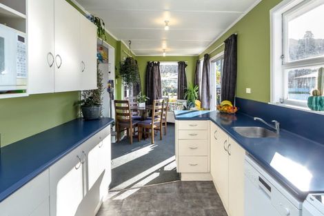 Photo of property in 9 Skipage Grove, Featherston, 5710